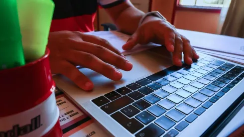 ¿Cómo puedo cambiar la hora de mi computador?