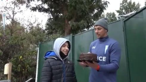 Fernando Zampedri con la torta para Joaquín por su cumpleaños.