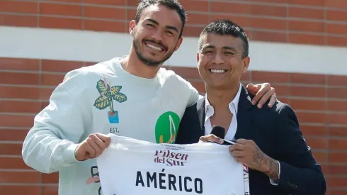 El capitán de Colo Colo, Gabriel Suazo, hizo entrega de la camiseta del Cacique a Américo en los festejos del 18 en el Monumental.
