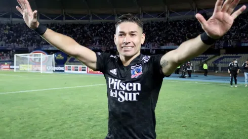 Óscar Opazo fue el alma de la fiesta en el bus de Colo Colo luego de la victoria ante Cobresal en El Salvador.