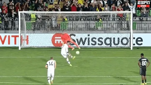 Cristiano Ronaldo cobró con tranquilidad para marcar.