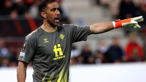 Claudio Bravo se mantiene como el arquero del Betis en la UEFA Europa League
