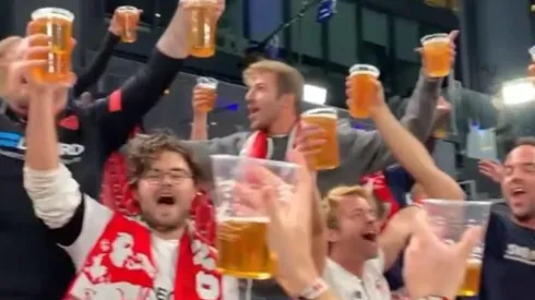 Hinchas del Sevilla felices con sus cervezas gratis