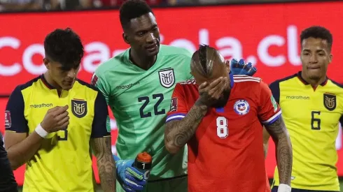 El momento que Vidal fue expulsado en el duelo de Chile ante Ecuador.