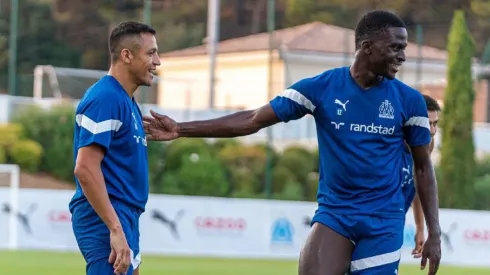 Alexis Sánchez y Bamba Dieng, el delantero senegalés del Olympique de Marsella que lo admira con fervor.
