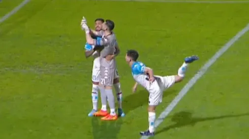 Arias haciéndole un feo gesto a la barra de Platense