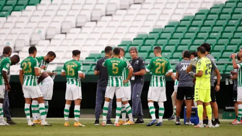 Bravo y sus compañeros escuchan atentos las instrucciones de Pellegrini en el Benito Villamarín, que albergará la Stream World Cup.