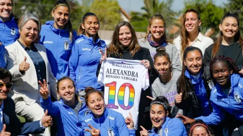 Las ministras del Trabajo y del Deporte posan junto al plantel de S. Morning femenino.