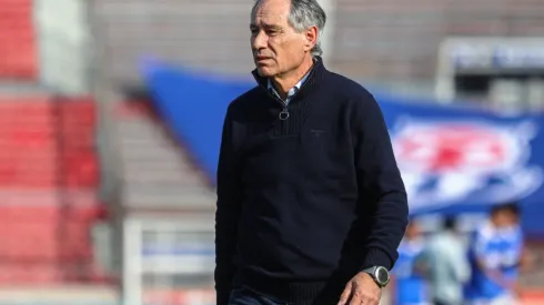 Ariel Holan mueve las piezas en su cabeza para tomar decisiones con la vista fija en el clásico universitario de los cuartos de final de la Copa Chile.