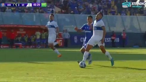 Pinares tuvo que ser reemplazado tras sufrir un tirón que lo hizo perder una tremenda oportunidad de gol.