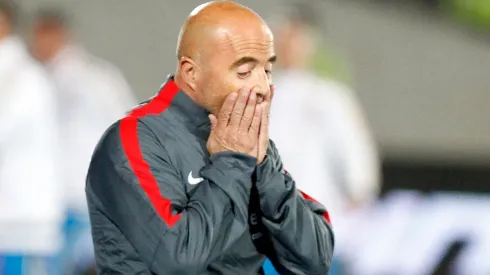 Jorge Sampaoli con el buzo de la selección chilena que guió a ganar la Copa América 2015.