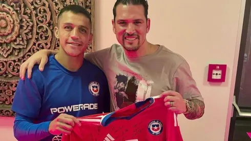 Mark González se fue con un regalo de Alexis Sánchez