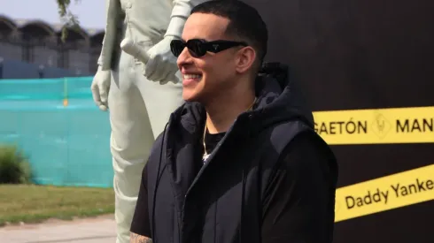 Daddy Yankee en Chile, recibiendo la estatua de Spotify.