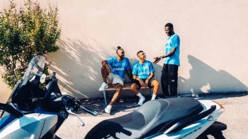 Alexis Sánchez, Dimitri Payet y Pape Gueye conversan a pasos de La Sanchezneta.