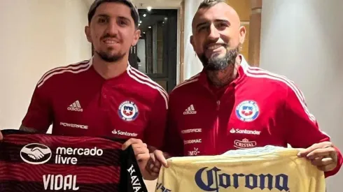 El Rey Arturo posa con su camiseta del América.
