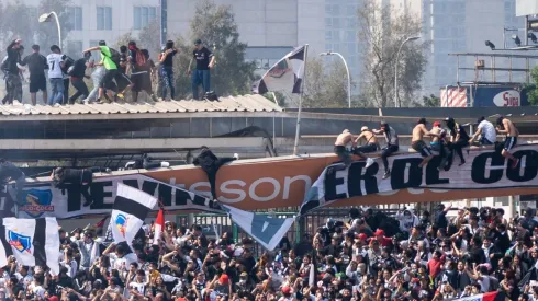 Varios hinchas provocaron el colapso del techo del sector Cordillera en el estadio Monumental.