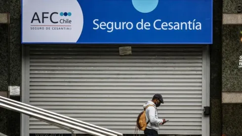 Sucursal del seguro de cesantía baja sus cortinas por terminar su horario de atención.