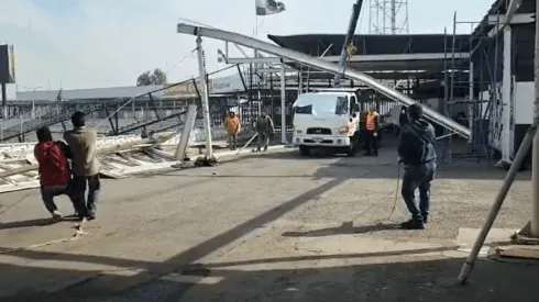 Trabajadores despejan el sector colapsado del estadio Monumental sin casco.