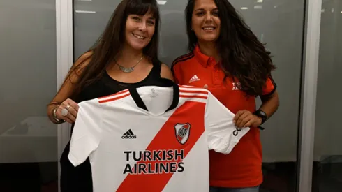 Daniela Díaz el día que firmó su contrato con River