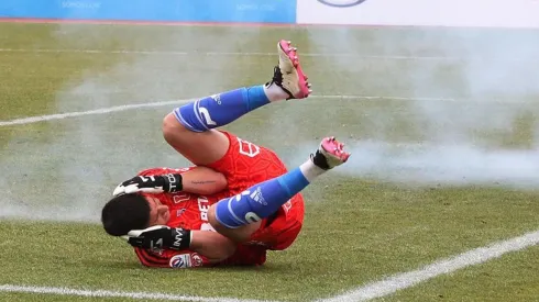 Martín Parra en el momento en que cae el proyectil a la cancha