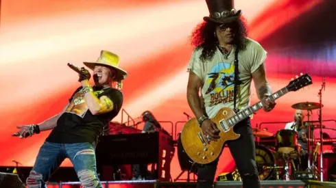 Axl Rose y Slash en acción para uno de los shows recientes de Guns N' Roses.