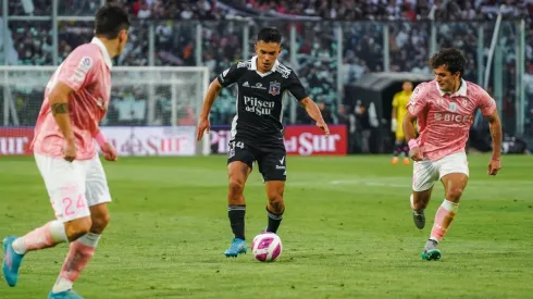 Vicente Pizarro recibió muchas faltas en el clásico ante la UC, y su padre miró todo desde la tribuna del Estadio Monumental.