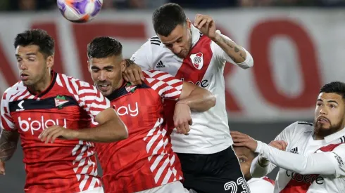 Paulo Díaz en duelo frente a Estudiantes