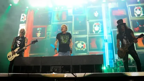 Duff McKagan, Axl Roses y Slash en el escenario para Guns N' Roses en Chile.
