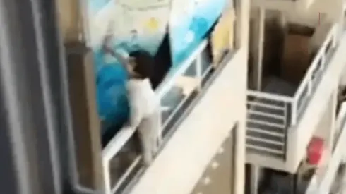 Video muestra a menor jugando en la baranda del piso 21 de un edificio