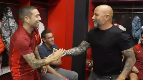 Sampaoli saluda al Papu Gómez en el camarín