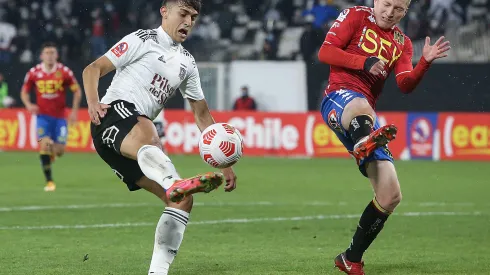 Alejandro Chumacero disputa la pelota con Pablo Solari en el partido que la Unión Española le ganó a Colo Colo en el estadio Monumental por el Campeonato Nacional 2021.
