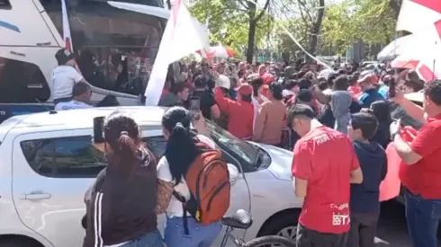 Hinchas curicanos dieron una masiva arenga al equipo de Damián Muñoz antes de enfrentar a Colo Colo.