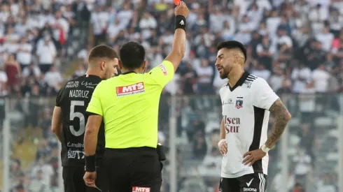 Julio Bascuñán le muestra la tarjeta roja a Juan Martín Lucero en el empate 1-1 entre Colo Colo y Curicó Unido por la 27° fecha del Campeonato Nacional 2022.