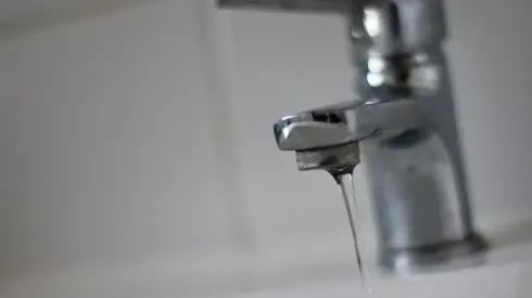 ¿A qué hora inicia el corte de agua en Santiago?