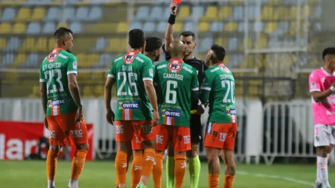 Fernando Véjar le mostró tarjeta roja a Alejandro Camargo en el empate 3-3 entre Everton y Cobresal.