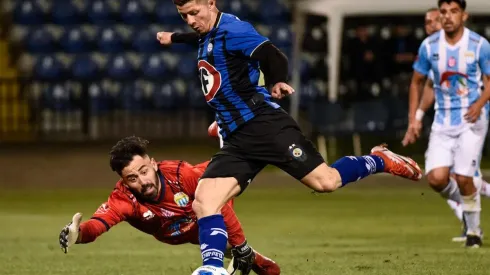 Cris Martínez se sacó al arquero pero no pudo definir bien