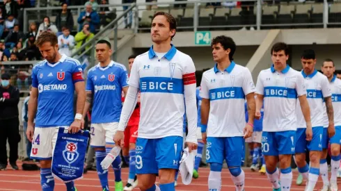 Así salieron al campo de juego del estadio Elías Figueroa Brander de Valparaíso los equipos de la Universidad de Chile y la Universidad Católica.