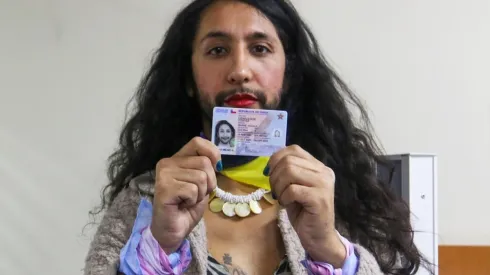 Shane Cienfuegos, persona trans y no binaria concurre a retirar la primera cédula de identidad no binaria en Chile.