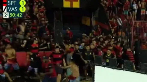 Los hinchas de Sport Recife desbordando la tribuna y entrando a la cancha