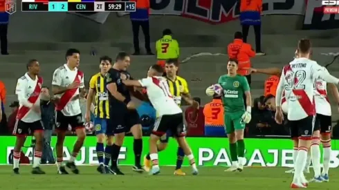 Juanfer Quintero se molestó tras un movimiento del árbitro Fernando Echenique, pero reclamó de la peor manera posible y terminó en las duchas.