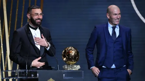 Benzema junto a Zidane en la premiación del Balón de Oro