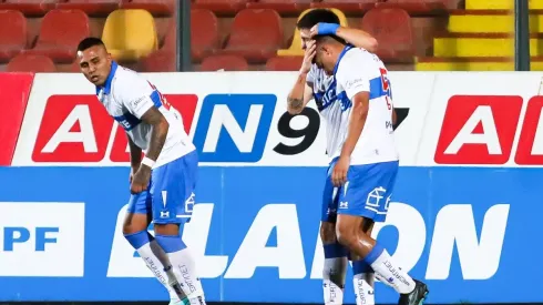 Yamil Asad es felicitado por sus compañeros tras el primer gol que marca para la Universidad Católica. ¡Una gran definición!
