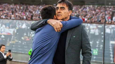 No lo quieren dejar ir: Gustavo Quinteros podría estar viviendo sus últimos partidos en Colo Colo.