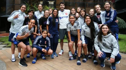 El colombiano Sebastián Yatra comparte con el plantel femenino de la U.