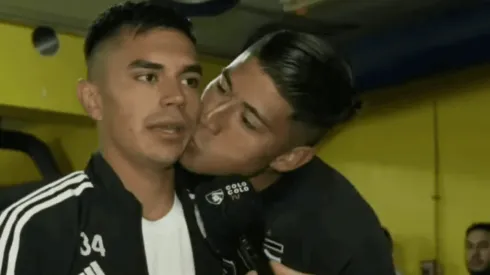 El momento en que Brayan Cortés le dio un beso en la mejilla a Vicente Pizarro luego de la obtención de la estrella 33 de Colo Colo. (Captura YouTube).