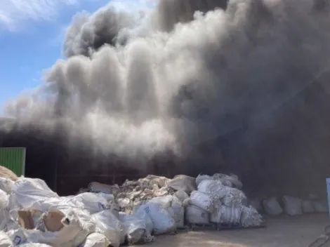 Incendio afecta a empresa de reciclaje en San Bernardo