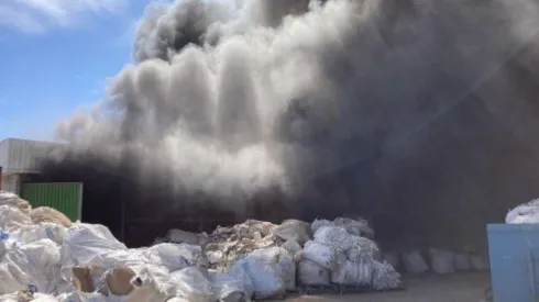 Incendio afecta a empresa de reciclaje en San Bernardo