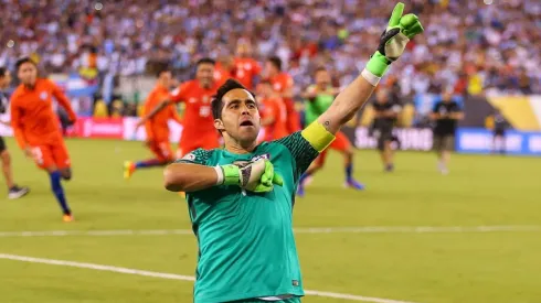 Claudio Bravo celebra el título en la Copa América Centenario