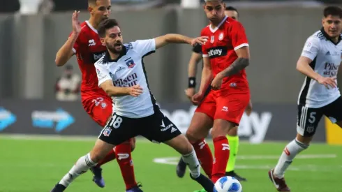 Williams Alarcón disputa una pelota con Agustín Bouzat en la victoria por 2-1 de Unión La Calera ante Colo Colo en el estadio Nicolás Chahuán Nazar.