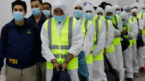 El gobierno de Gabriel Boric expulsó a 49 extranjeros. De paso criticó la forma en que la administración de Sebastián Piñera abordó este tema, como lo muestra la imagen de abril de 2021..